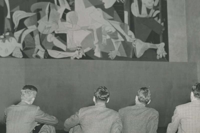 Harvard students view “Guernica” at the former Fogg Art Museum in 1941.
